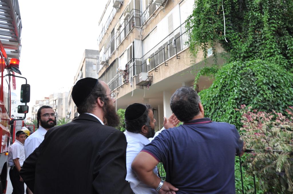 בני-ברק: בניין עלה בלהבות, פקח הציל הדיירים