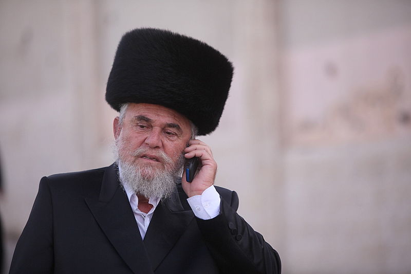 החסידים הנרגשים איחלו: "רב´ה, מזל-טוב, מזל-טוב"