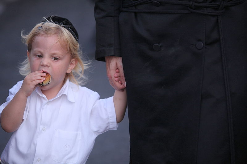 החסידים הנרגשים איחלו: "רב´ה, מזל-טוב, מזל-טוב"