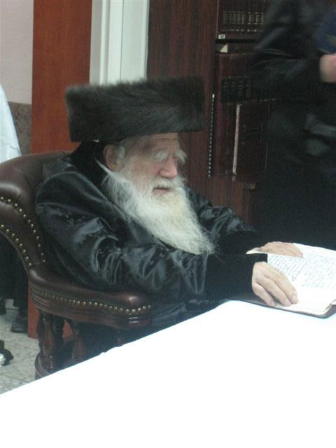 תיעוד מרגש: האדמו"ר מערלוי שב לחסידיו