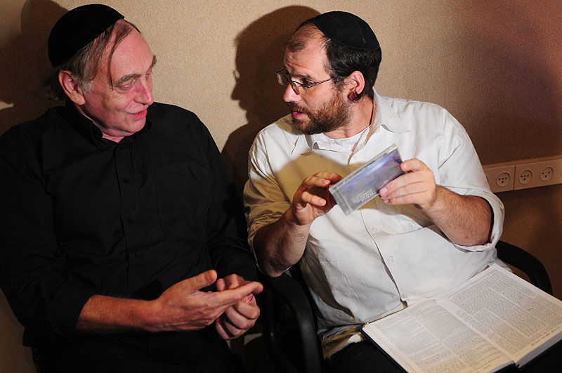 תיעוד: כוכבי הזמר שרים לאסיר החרדי, שלום רובשקין