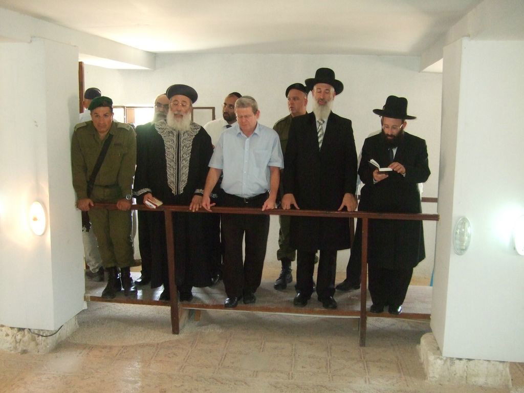 ביקור היסטורי: הרבנים הראשיים בקבר יוסף בשכם