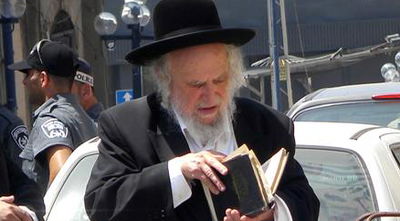 יפו: הגר"ש אוירבאך הגיע למחות על חילולי הקברים