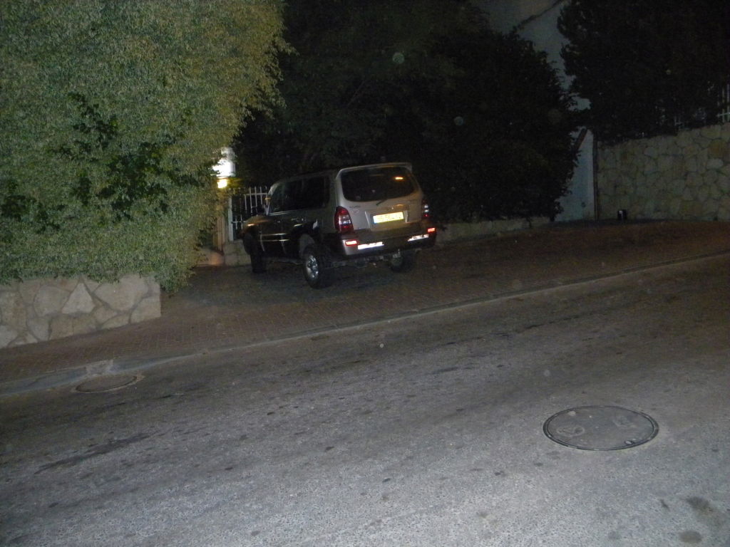 רכבו של מנכ"ל העירייה חונה בסמוך