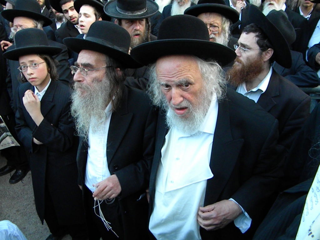 אלפים מלויים את הגאון הרב יעקב זלזניק זצ"ל