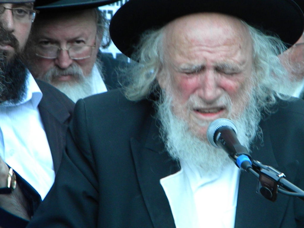 אלפים מלויים את הגאון הרב יעקב זלזניק זצ"ל