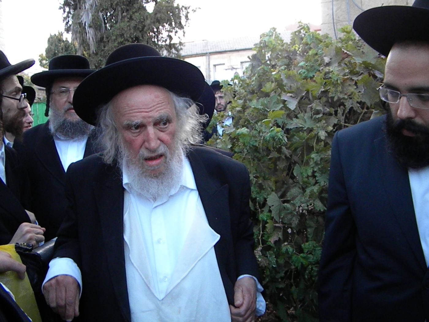 אלפים מלויים את הגאון הרב יעקב זלזניק זצ"ל