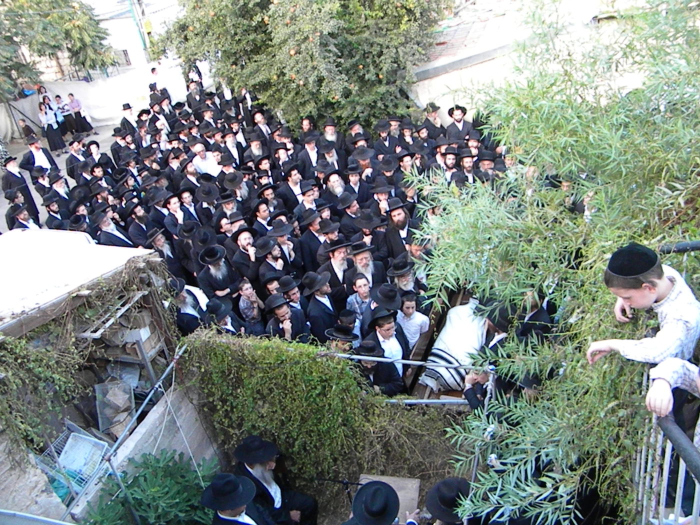 אלפים מלויים את הגאון הרב יעקב זלזניק זצ"ל