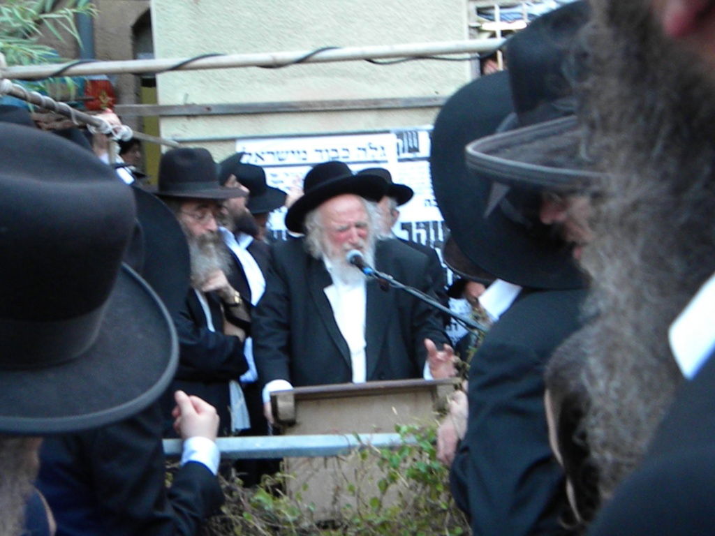 אלפים מלויים את הגאון הרב יעקב זלזניק זצ"ל