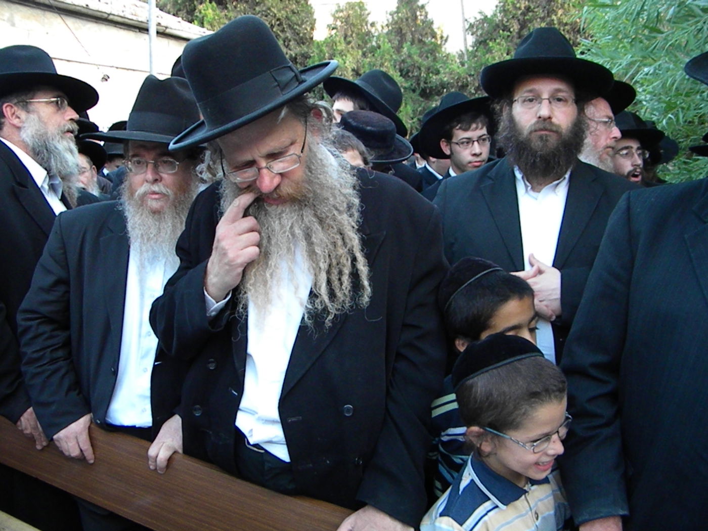 אלפים מלויים את הגאון הרב יעקב זלזניק זצ"ל