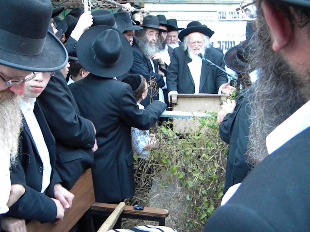 אלפים מלויים את הגאון הרב יעקב זלזניק זצ"ל