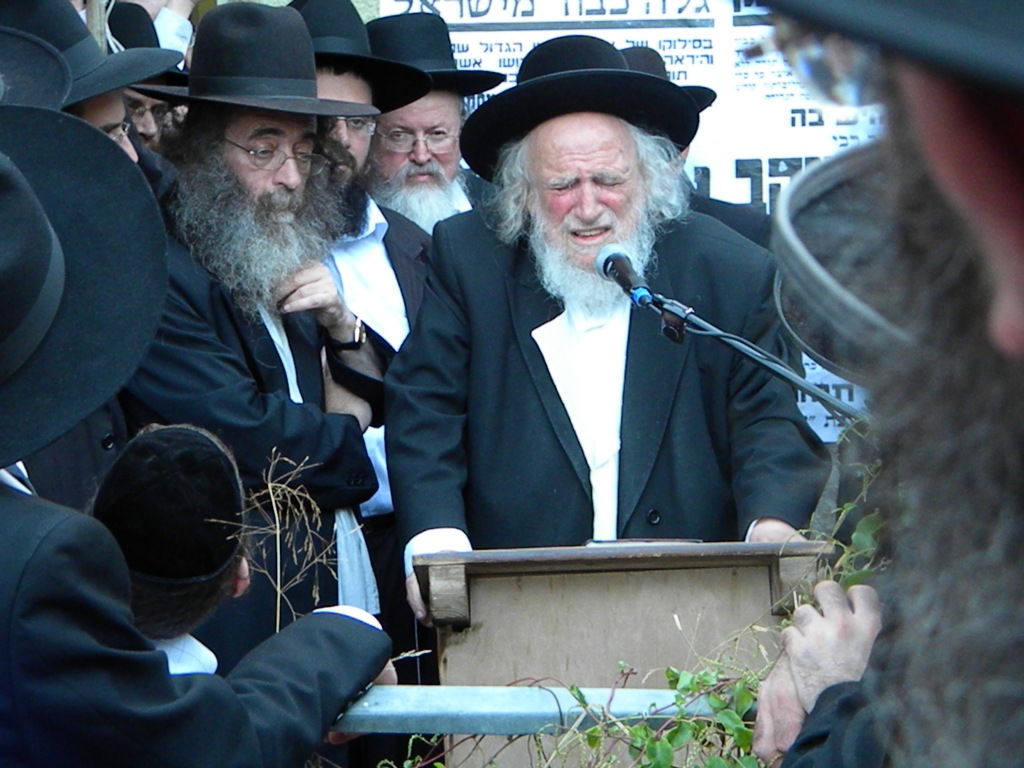 אלפים מלויים את הגאון הרב יעקב זלזניק זצ"ל