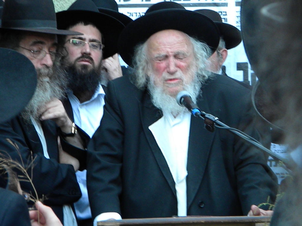 אלפים מלויים את הגאון הרב יעקב זלזניק זצ"ל