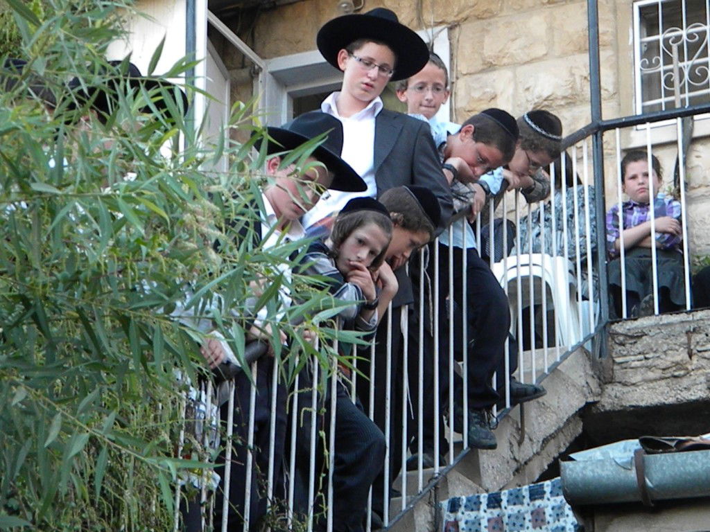 אלפים מלויים את הגאון הרב יעקב זלזניק זצ"ל