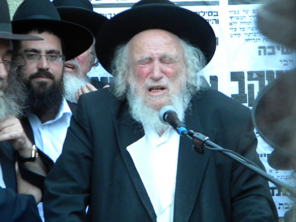 אלפים מלויים את הגאון הרב יעקב זלזניק זצ"ל