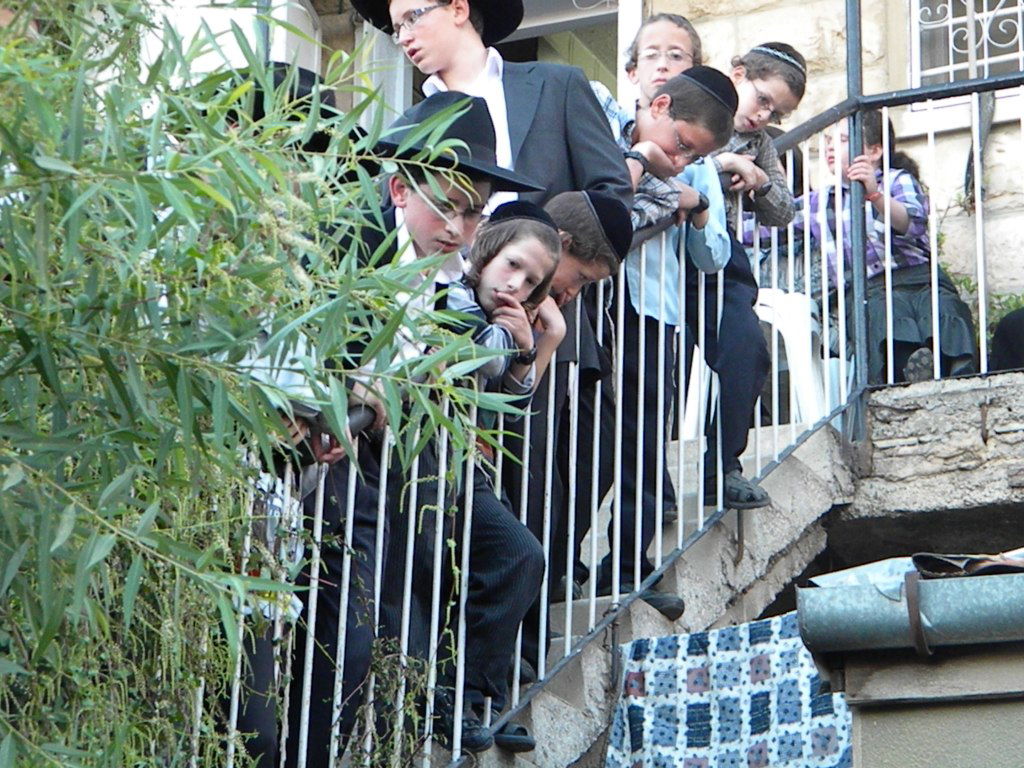 אלפים מלויים את הגאון הרב יעקב זלזניק זצ"ל