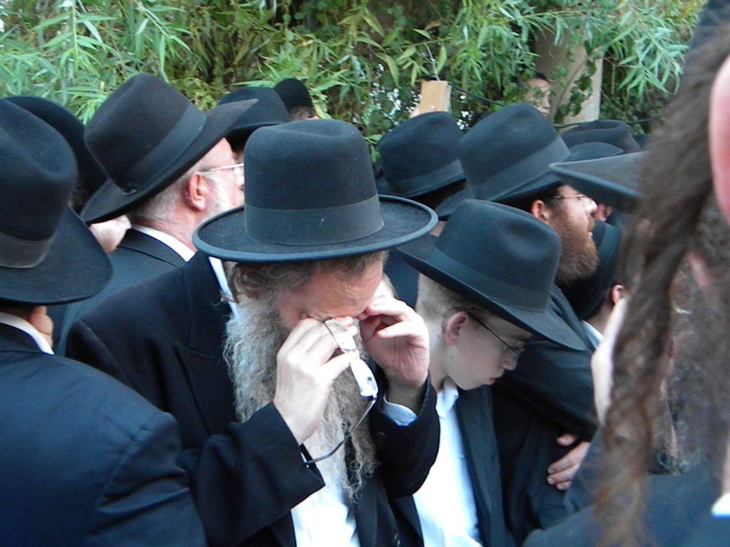 אלפים מלויים את הגאון הרב יעקב זלזניק זצ"ל