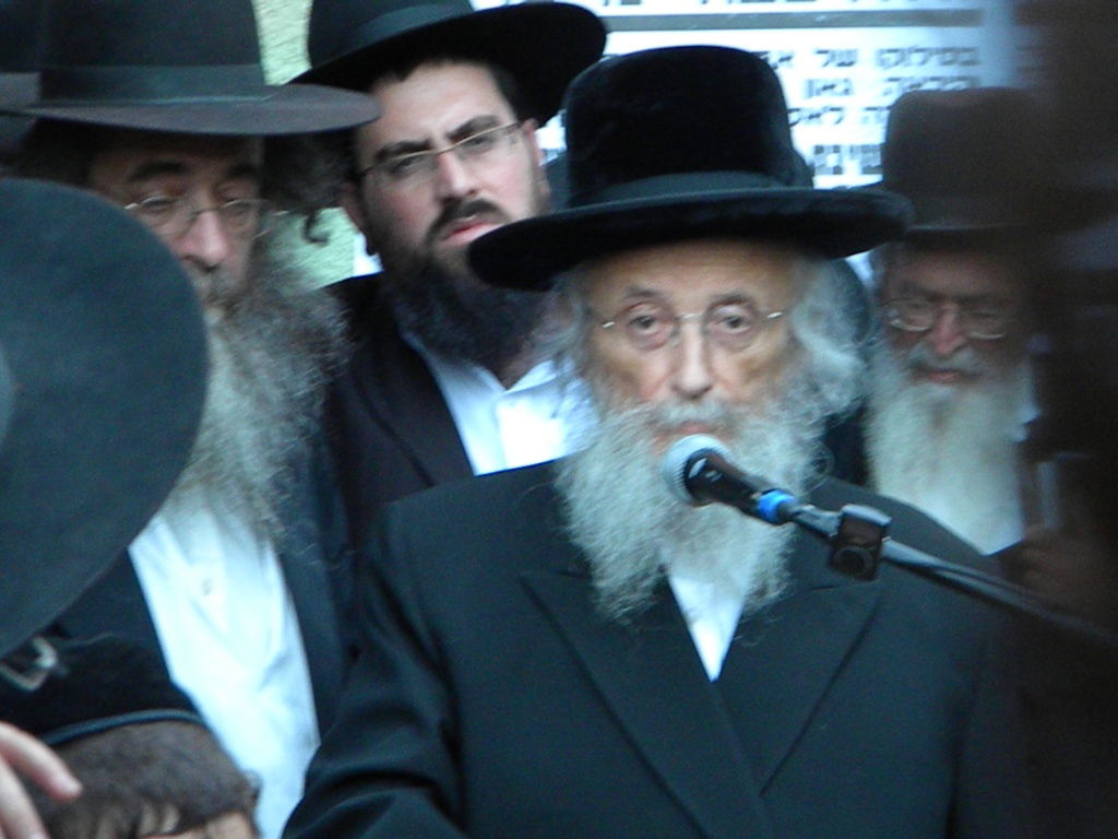 אלפים מלויים את הגאון הרב יעקב זלזניק זצ"ל