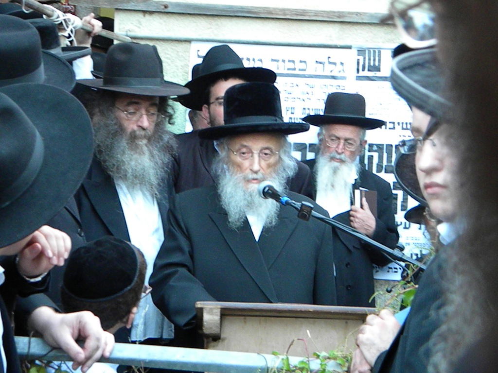 אלפים מלויים את הגאון הרב יעקב זלזניק זצ"ל