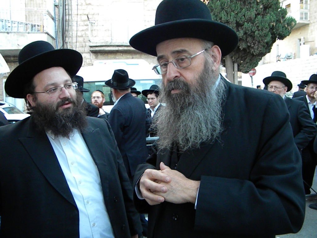 אלפים מלויים את הגאון הרב יעקב זלזניק זצ"ל