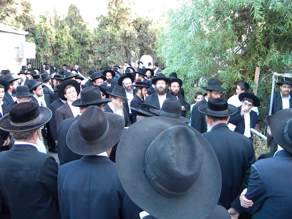 אלפים מלויים את הגאון הרב יעקב זלזניק זצ"ל