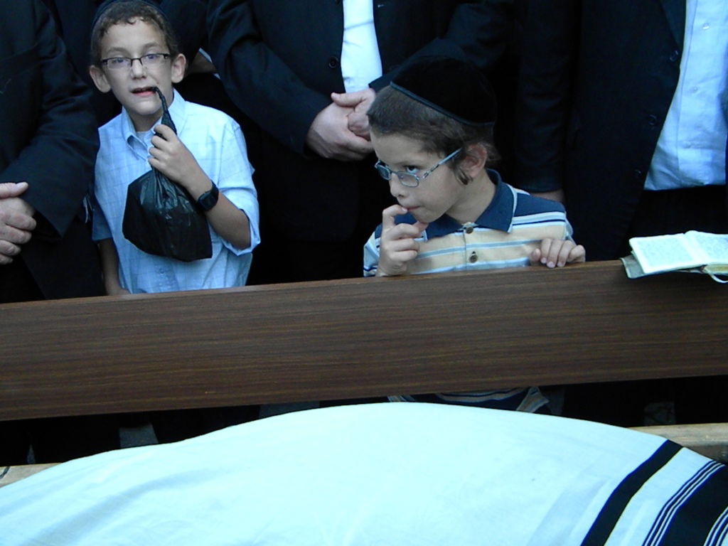 אלפים מלויים את הגאון הרב יעקב זלזניק זצ"ל