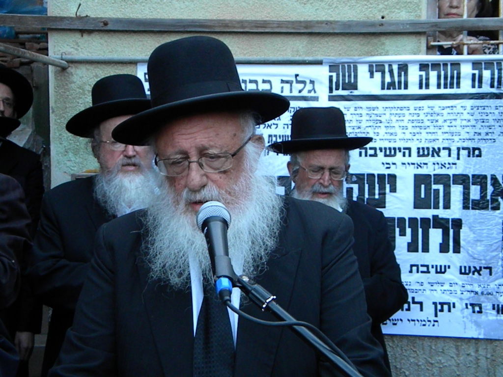 אלפים מלויים את הגאון הרב יעקב זלזניק זצ"ל