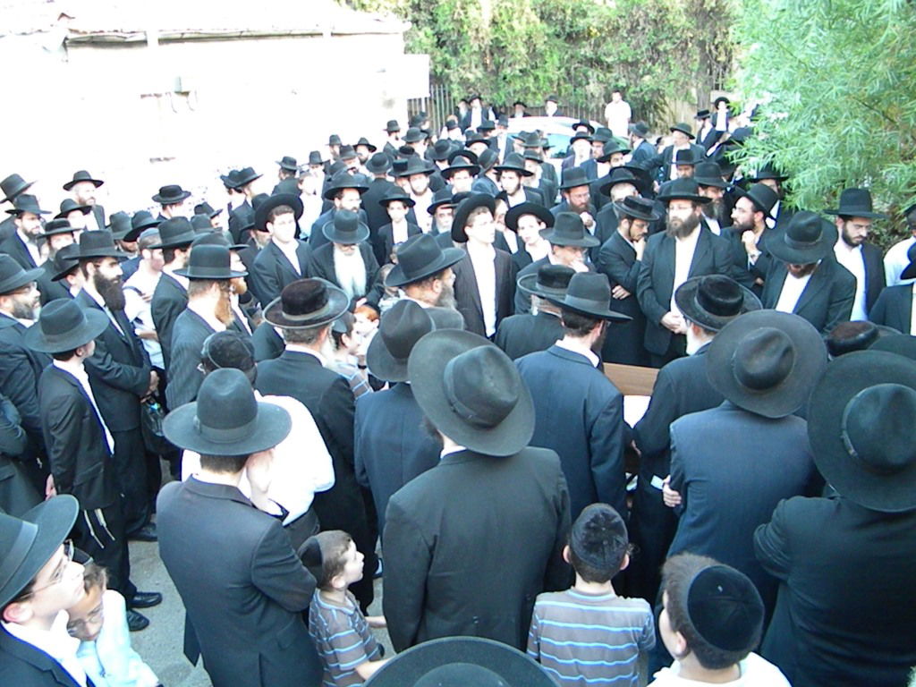 אלפים מלויים את הגאון הרב יעקב זלזניק זצ"ל