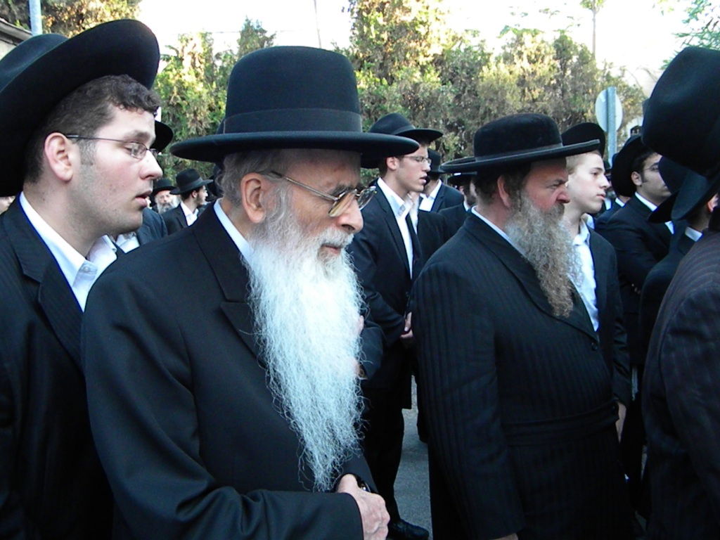 אלפים מלויים את הגאון הרב יעקב זלזניק זצ"ל