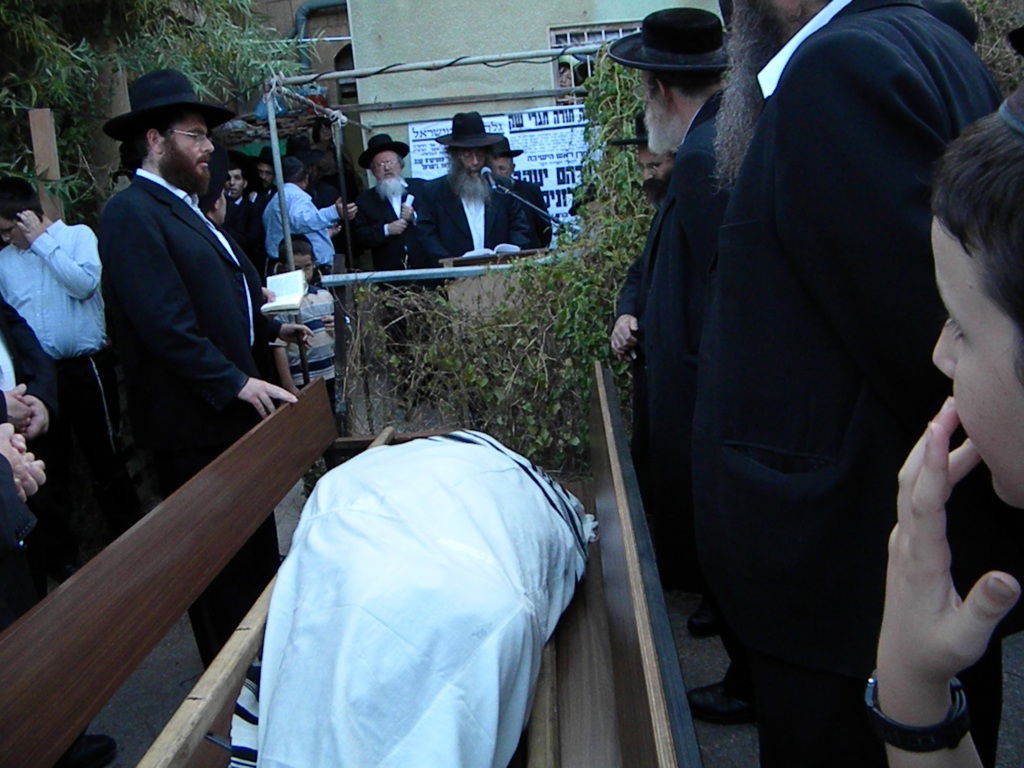 אלפים מלויים את הגאון הרב יעקב זלזניק זצ"ל