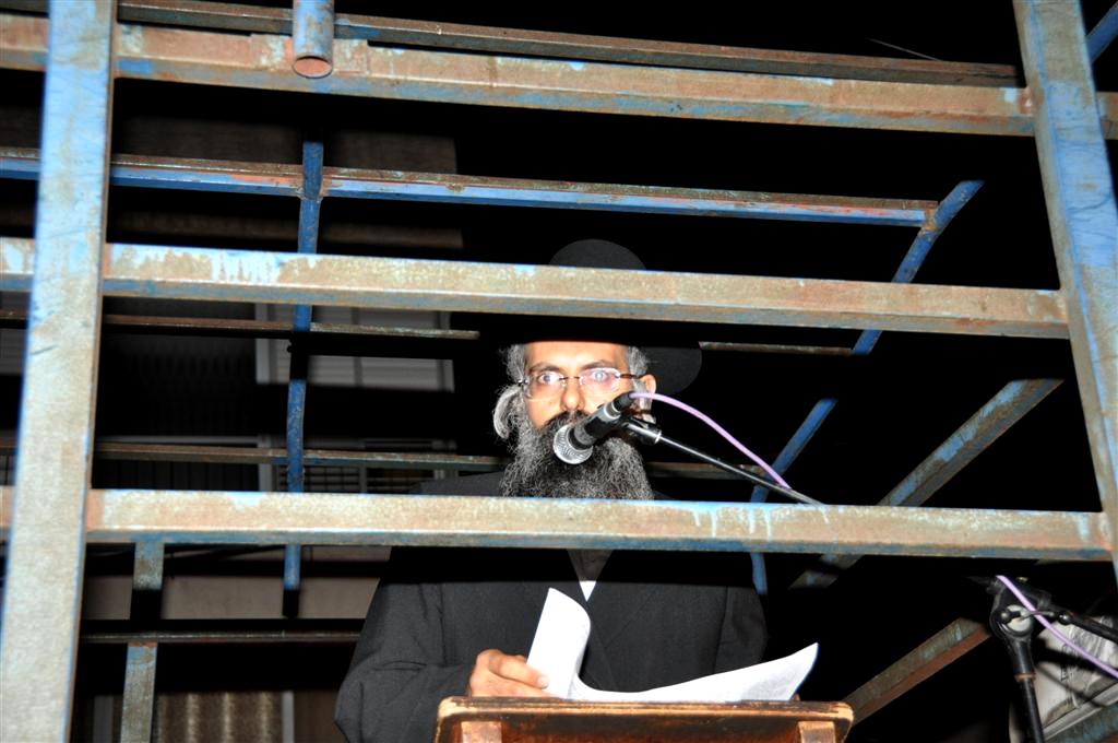 באשמורת הבוקר: בני-ברק זעקה נגד חילולי הקברים