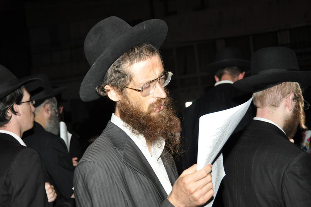 באשמורת הבוקר: בני-ברק זעקה נגד חילולי הקברים