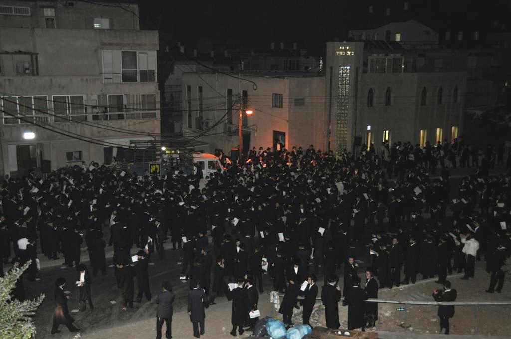 באשמורת הבוקר: בני-ברק זעקה נגד חילולי הקברים