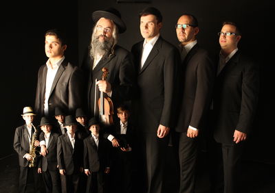 נלחמים בזמרים? עכשיו יש להם תשובה מוזיקלית: שיר