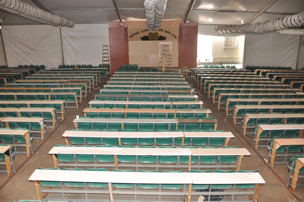 לקראת החגים: מאהל ענק נבנה בויזניץ