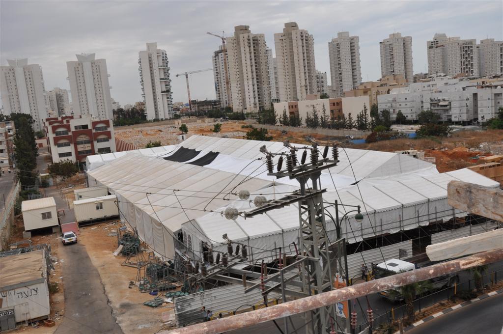 לקראת החגים: מאהל ענק נבנה בויזניץ