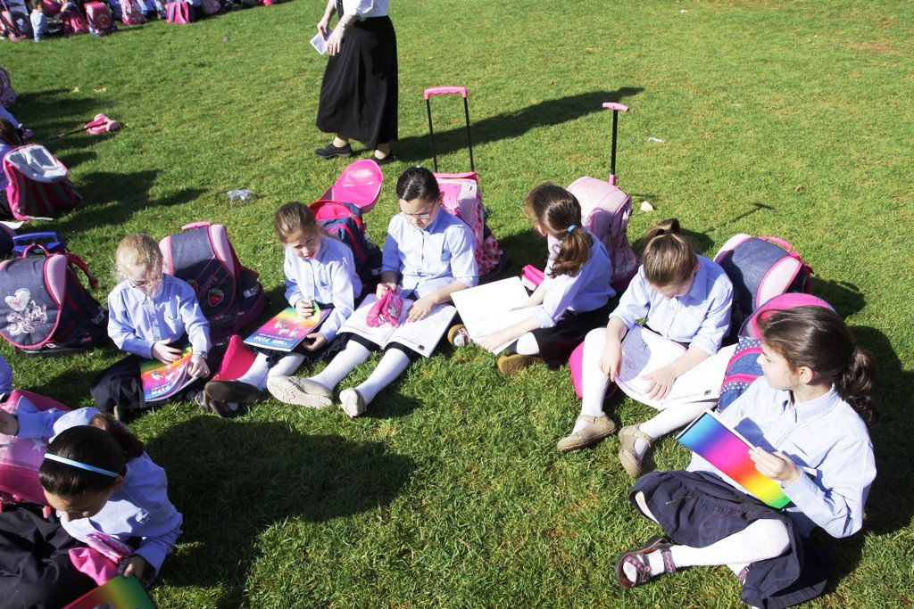 בלתי נתפס: מאות תלמידות לומדות ברחוב