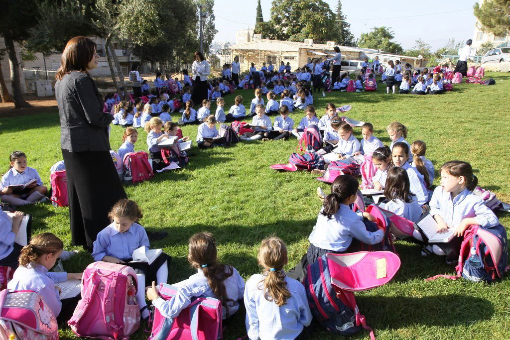 בלתי נתפס: מאות תלמידות לומדות ברחוב