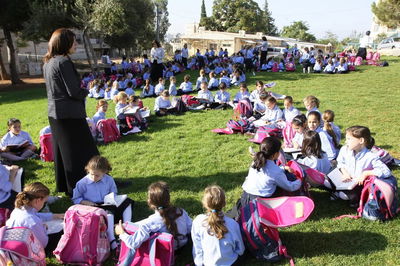 בלתי נתפס: מאות תלמידות לומדות ברחוב