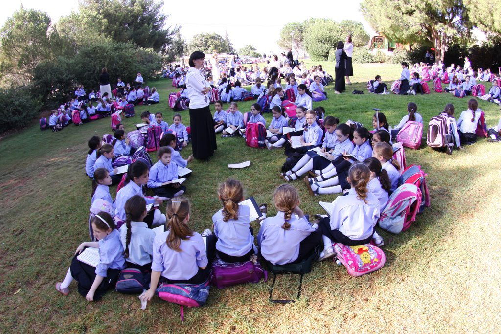 בלתי נתפס: מאות תלמידות לומדות ברחוב