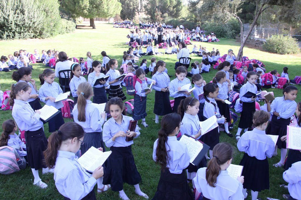 בלתי נתפס: מאות תלמידות לומדות ברחוב