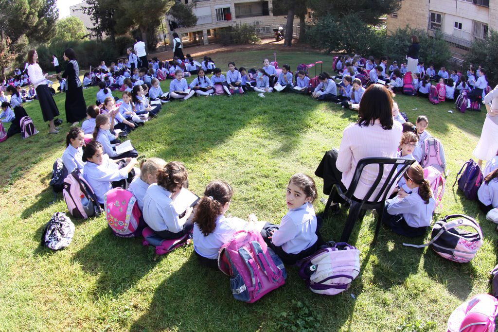 בלתי נתפס: מאות תלמידות לומדות ברחוב