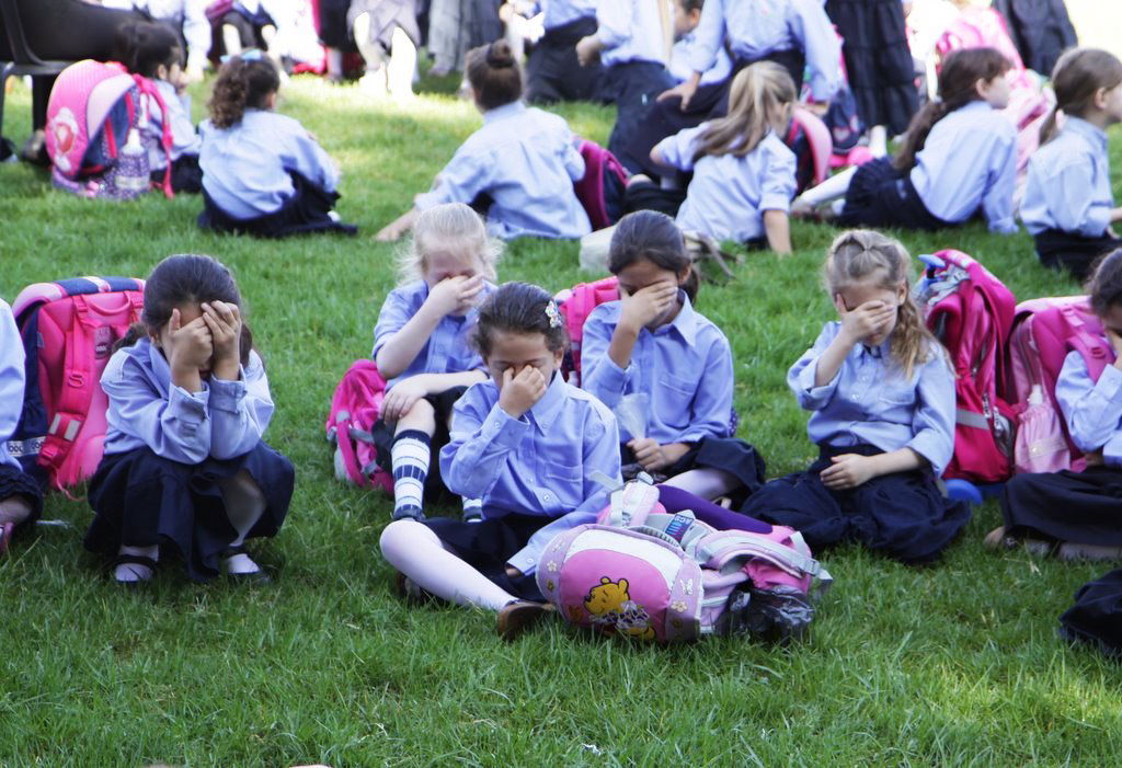 בלתי נתפס: מאות תלמידות לומדות ברחוב