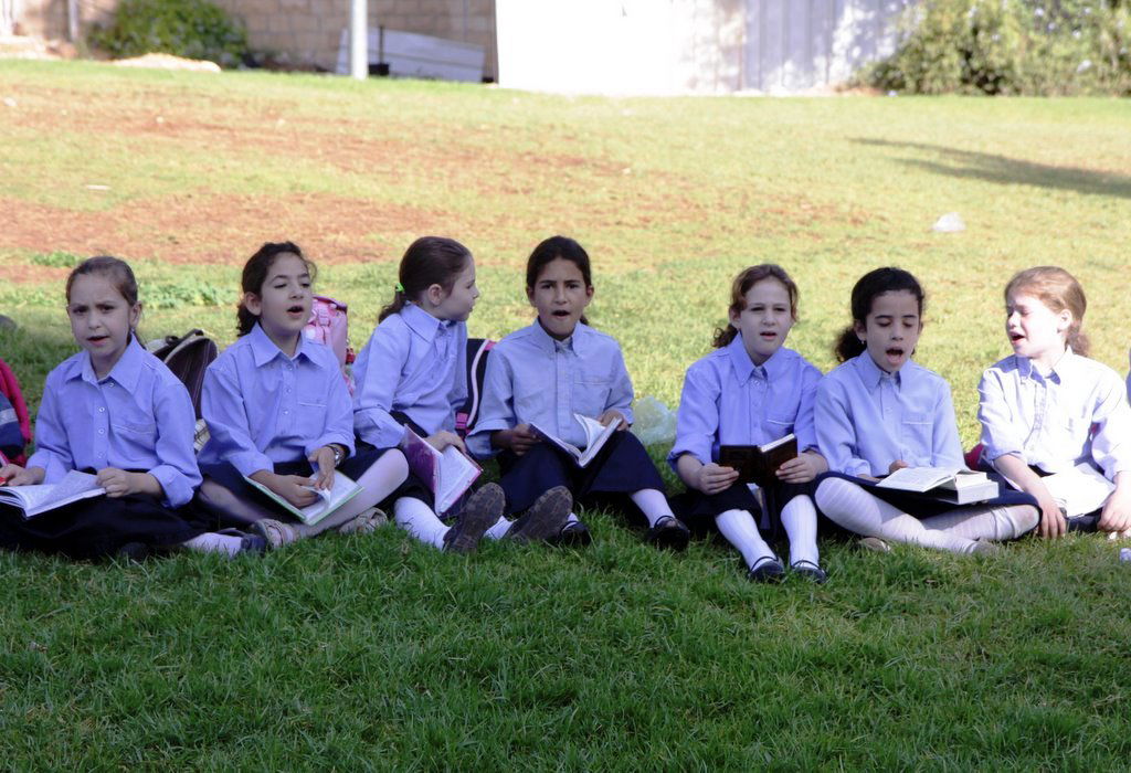 בלתי נתפס: מאות תלמידות לומדות ברחוב