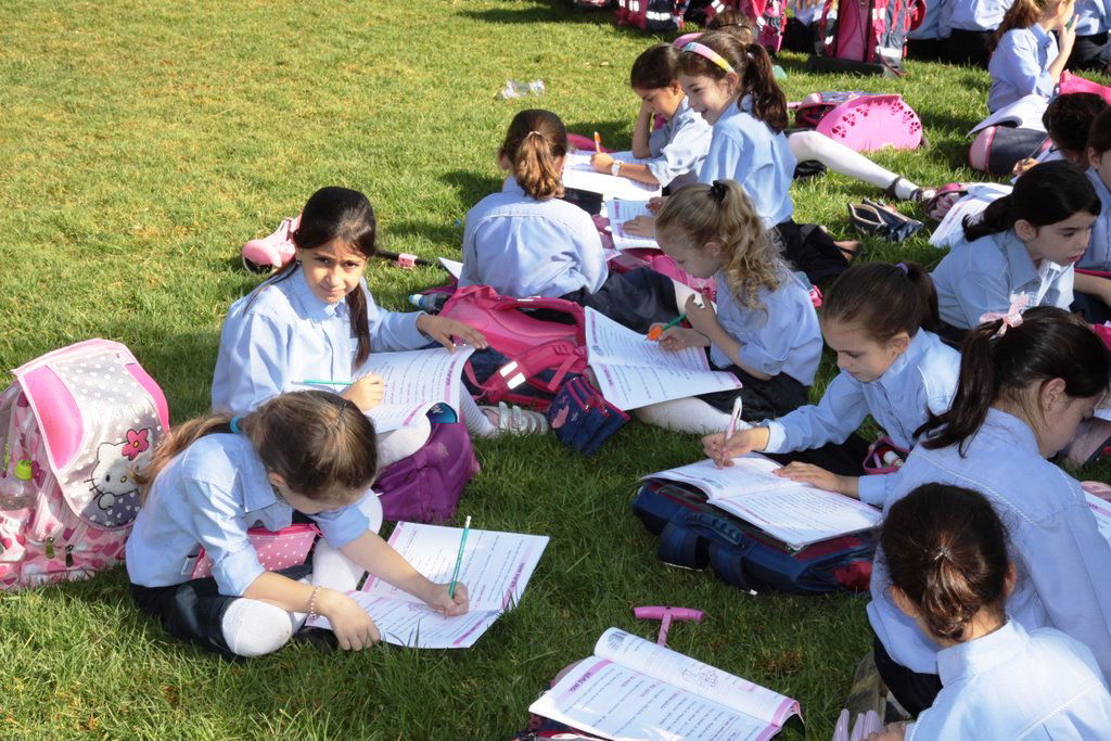 בלתי נתפס: מאות תלמידות לומדות ברחוב