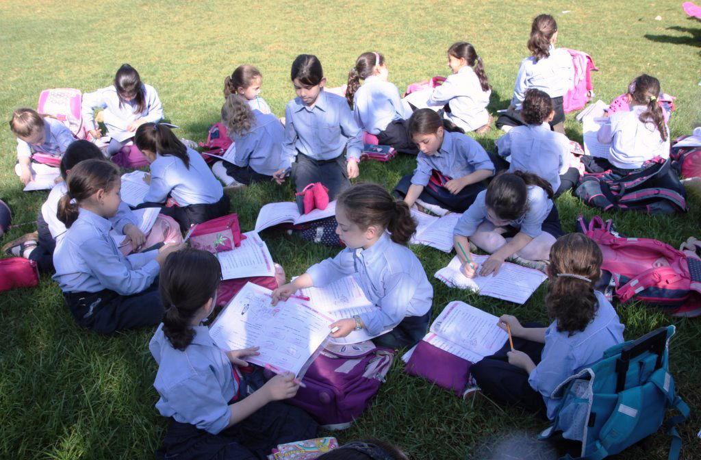 בלתי נתפס: מאות תלמידות לומדות ברחוב