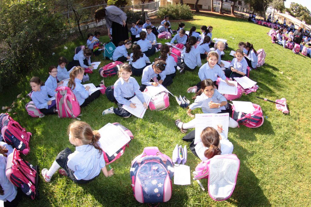 בלתי נתפס: מאות תלמידות לומדות ברחוב