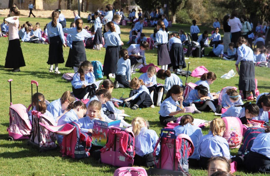 בלתי נתפס: מאות תלמידות לומדות ברחוב