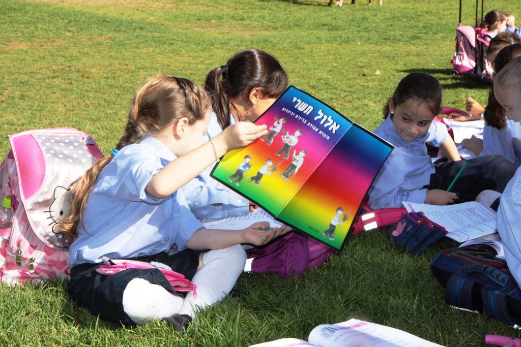 בלתי נתפס: מאות תלמידות לומדות ברחוב