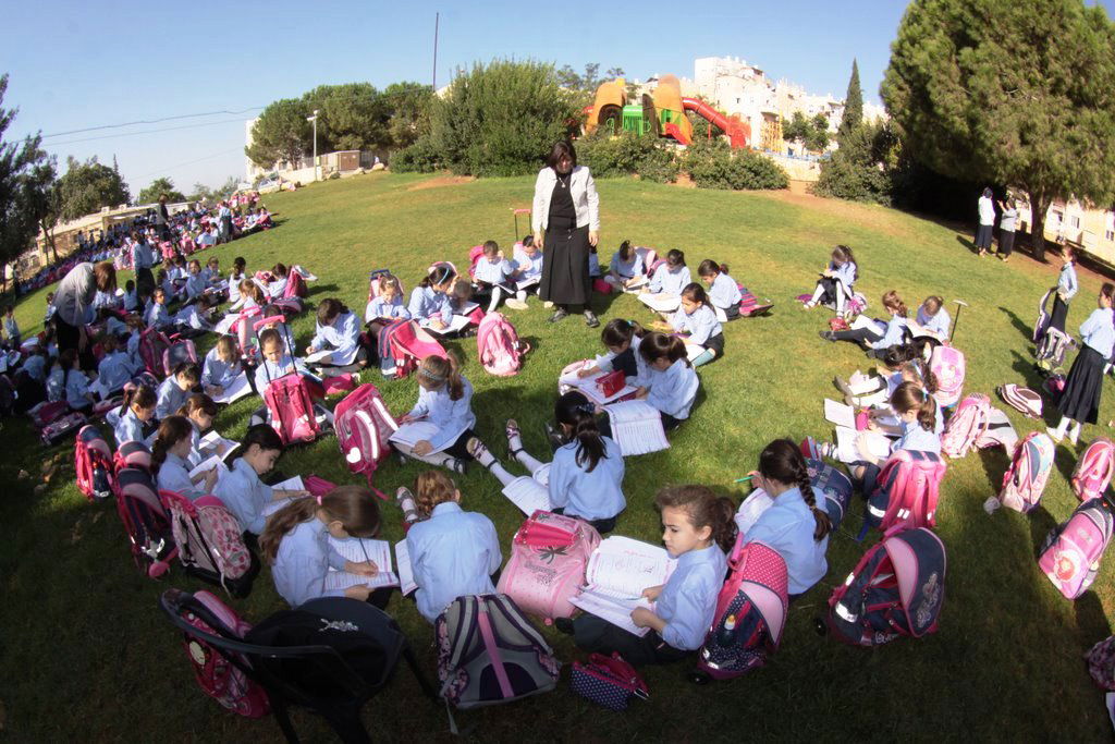 בלתי נתפס: מאות תלמידות לומדות ברחוב